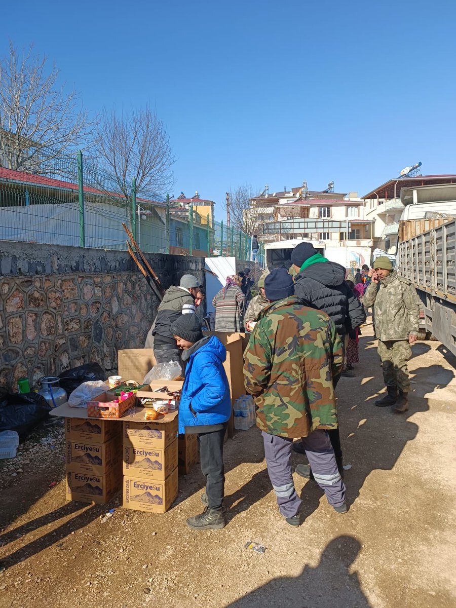 huseyinbas_BTP's tweet photo. 📍Kahramanmaraş/Pazarcık Aksu Spor Stadyumu Yanı
Sıcak yemek dağıtımımız vardır. Tüm halkımızı bekleriz. https://t.co/uISpcYRhIS