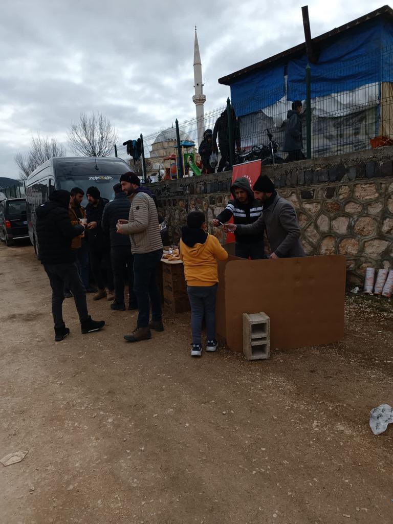 📍Kahramanmaraş/Pazarcık Aksu Spor Stadyumu Yanı
Sıcak yemek dağıtımımız vardır. Tüm halkımızı bekleriz.