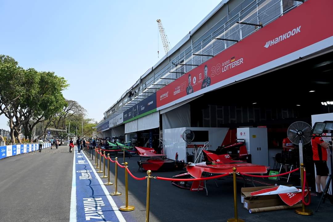 chinhamadhu's tweet image. Who’s ready for a spicy weekend! 🌶️🇮🇳

Join us for the first ever E-Prix race in Hyderabad Today, 

Round 4 of Season 9! 
@TheRealHimanshu @Taraka Rama Rao - KTR 
#DSPENSKE
#dsperformance #hyderabadEPrix
#abbformulae #motorsport
#Hyderabad