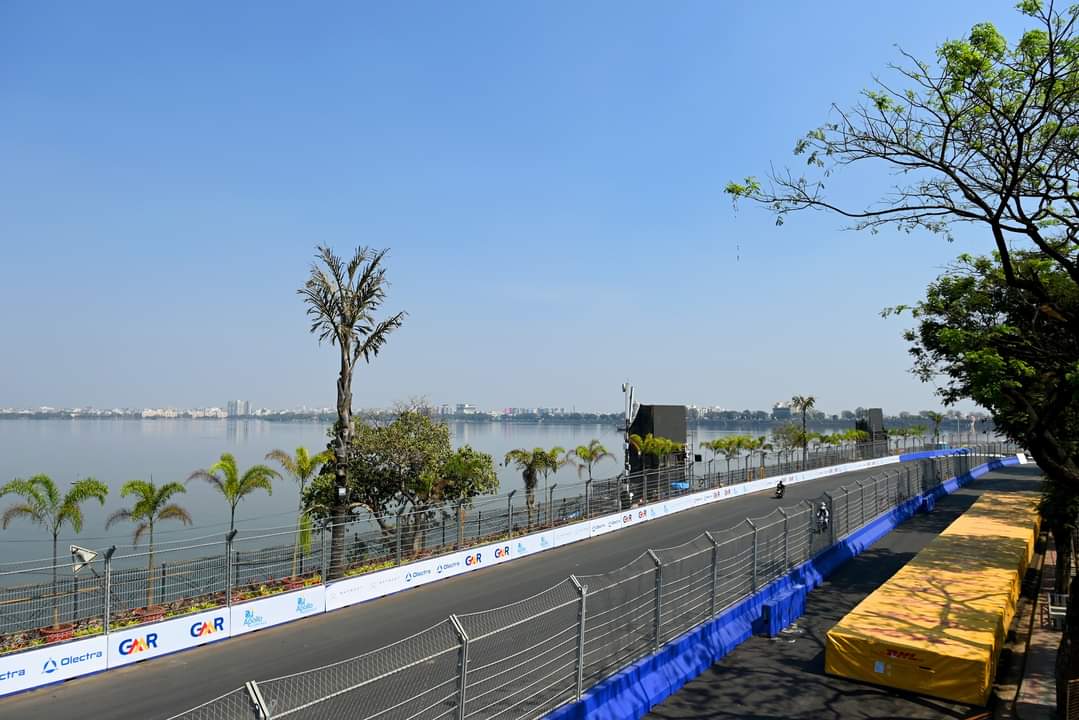chinhamadhu's tweet image. Who’s ready for a spicy weekend! 🌶️🇮🇳

Join us for the first ever E-Prix race in Hyderabad Today, 

Round 4 of Season 9! 
@TheRealHimanshu @Taraka Rama Rao - KTR 
#DSPENSKE
#dsperformance #hyderabadEPrix
#abbformulae #motorsport
#Hyderabad