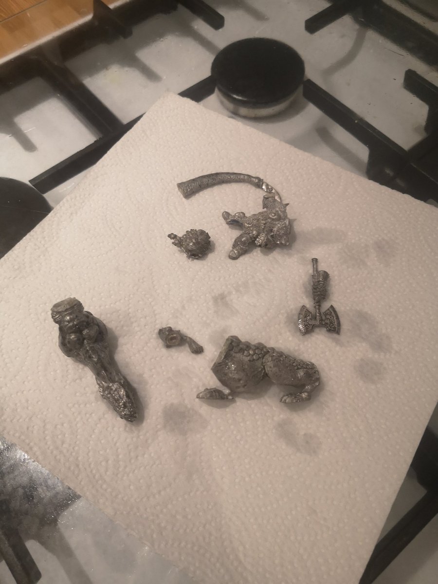 CrystalMCDoll's tweet photo. I was kindly sent some #paintblitzer to try. I may have accidently left it in longer than instructed, but it worked! And it smells like almonds.
(There's a video on my In*gram) https://t.co/LuDvLX9IYv