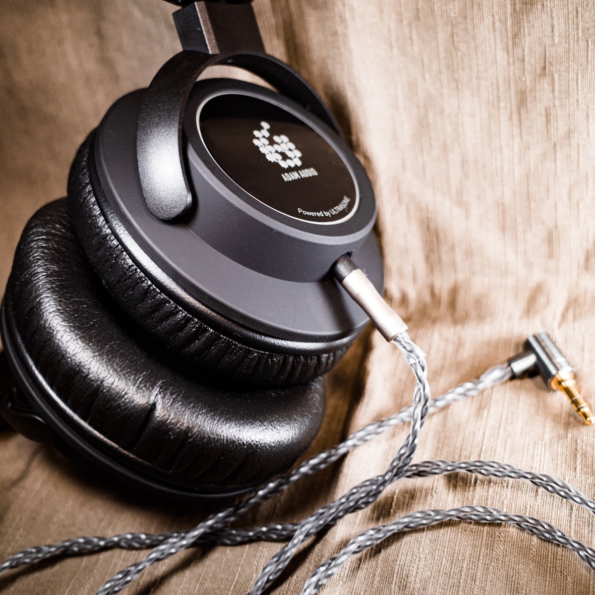osanpoaudio's tweet photo. Ultrasone + ADAM Audio SP-5につけてますが、大当たりすぎて散歩でエンジョイな毎日です。❤️ https://t.co/w9sodHgBaT