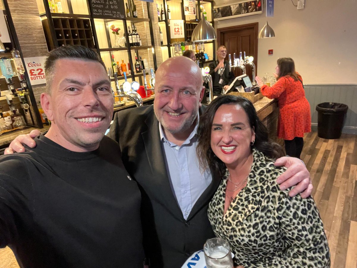 Thanks to the super smiley lovely @SteveSpeirs4 for a fantastic laugh last night!
#icameonatrain #weareseven