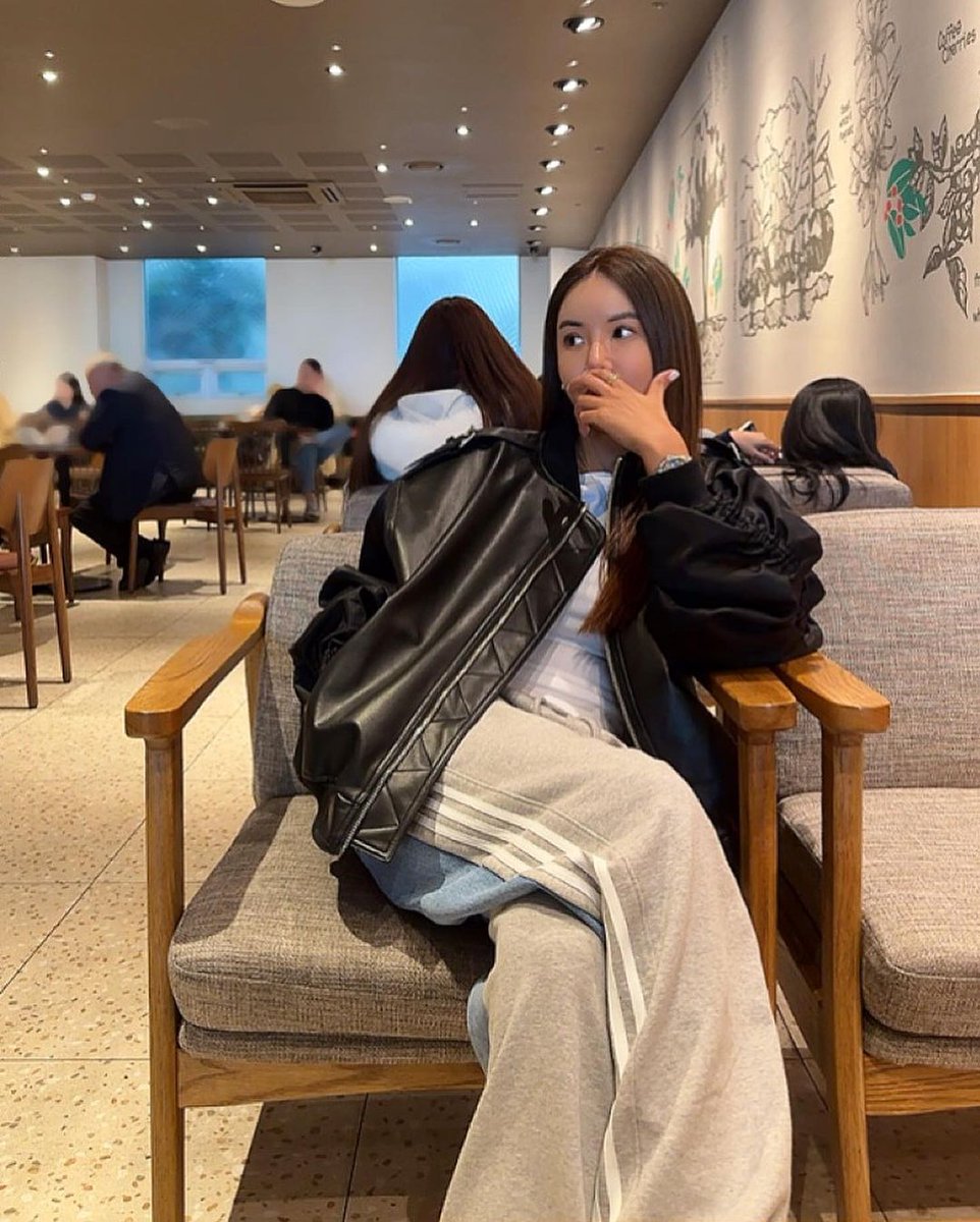 모든 폭풍 뒤에는 태양이 옵니다. 행복이 당신을 기다리고 있습니다,,😇☺️

나 자신과 사랑에 빠질 수 있을까?🤣🤣

-------------------------------