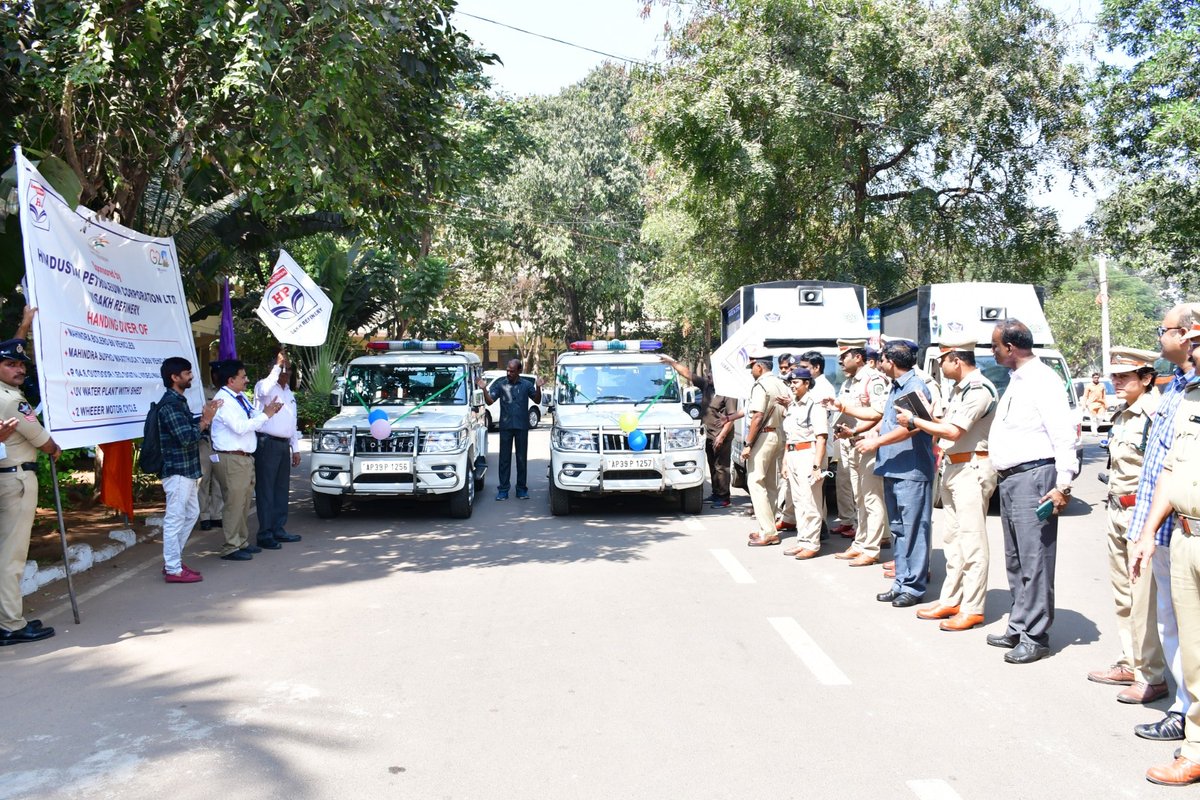 HPCL_VR's tweet photo. #HPCL_VR as a responsible corporate entity, handed over @MahindraBolero, LED Digital Video equipment etc., worth 84 lakhs to @VizagCityPolice to strengthen the City Surveillance further. This initiative will aid in providing efficient &amp; quick services. Thanks to @VizagCityPolice. https://t.co/nQR4axJVn1