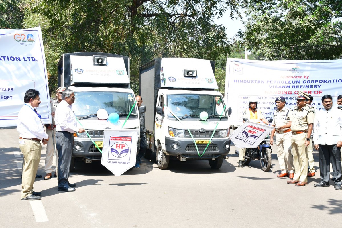 HPCL_VR's tweet photo. #HPCL_VR as a responsible corporate entity, handed over @MahindraBolero, LED Digital Video equipment etc., worth 84 lakhs to @VizagCityPolice to strengthen the City Surveillance further. This initiative will aid in providing efficient &amp; quick services. Thanks to @VizagCityPolice. https://t.co/nQR4axJVn1