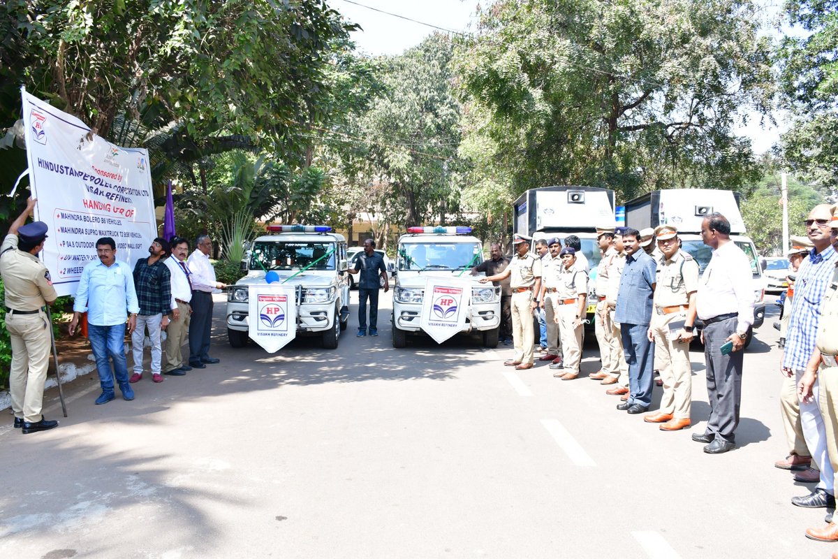 HPCL_VR's tweet photo. #HPCL_VR as a responsible corporate entity, handed over @MahindraBolero, LED Digital Video equipment etc., worth 84 lakhs to @VizagCityPolice to strengthen the City Surveillance further. This initiative will aid in providing efficient &amp; quick services. Thanks to @VizagCityPolice. https://t.co/nQR4axJVn1