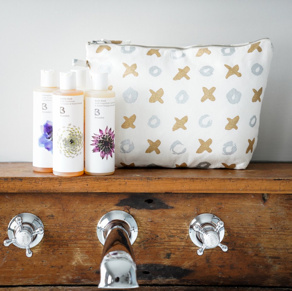This wash bag is perfect for you to carry your skincare essentials while travelling. It's a fun and quirky white wash bag that can be used daily and is made of 100% cotton and lined with 100% biodegradable plastic.

 #washbag #ecofriendlyproducts #sustainableliving