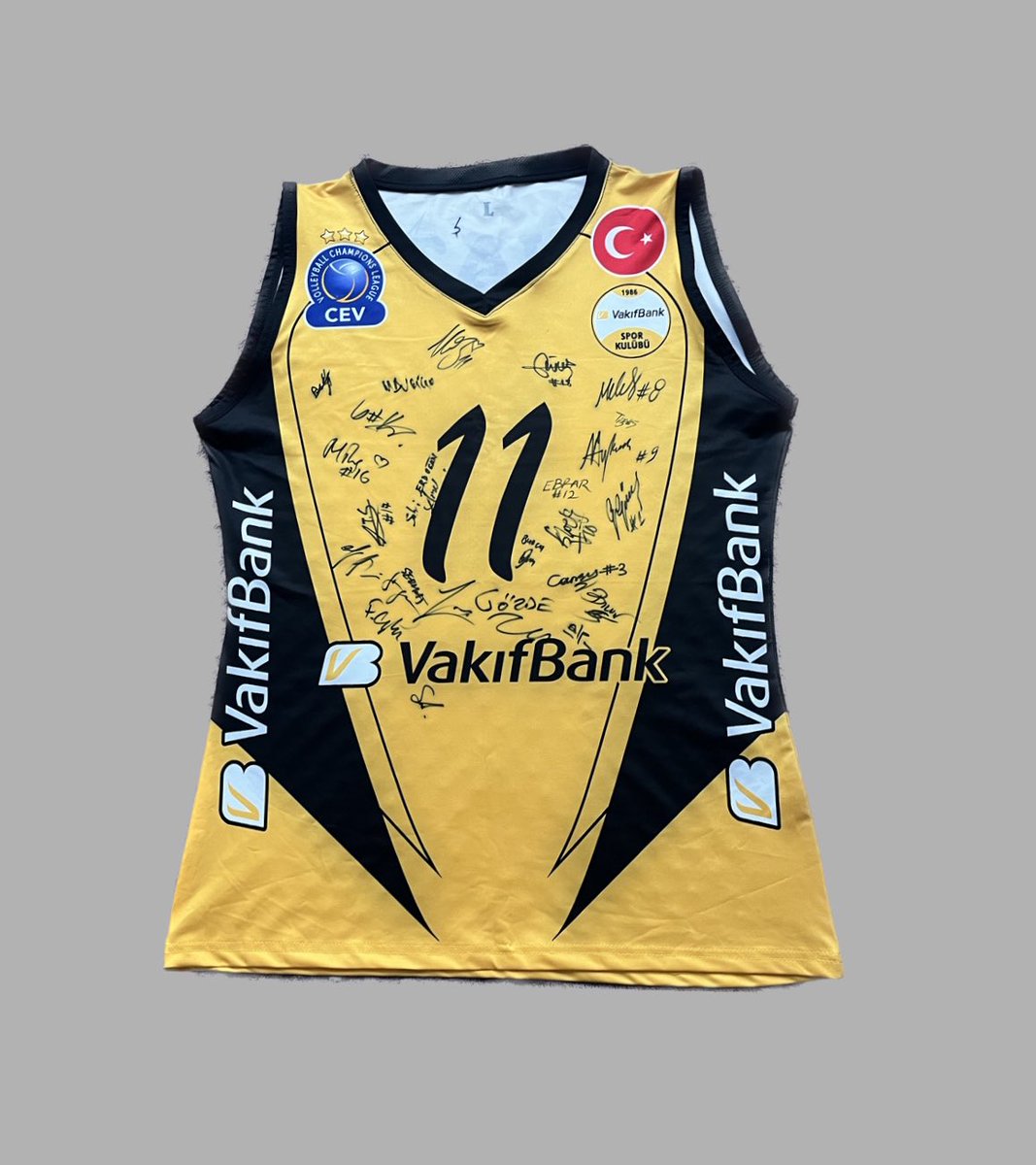 ssevvalakm's tweet photo. Elimde çok değerli sporculardan imzalı bu forma var. Depremzedelere yardım için satacağım formaya tekliflerinizi bekliyorum. En yüksek teklif ulaştığında Ahbap hesabına atıp dekont paylaşacağım.
Paylaşırsanız sevinirim. 🤍 
( Başlangıç: 5000tl ) https://t.co/mX5PNRfVvn