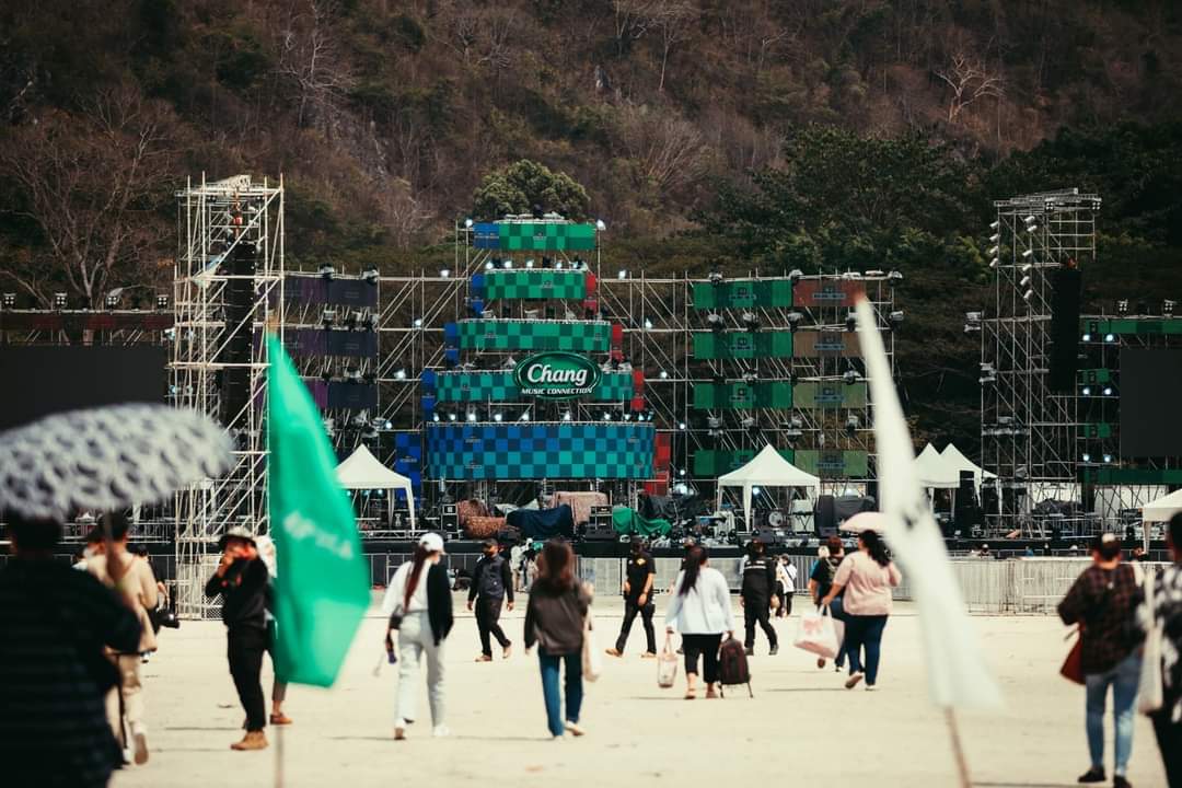 ThrngPhuthth's tweet photo. ได้เวลาเริ่มความมันกันแล้วครับ #เขาใหญ_Rimpha_10_Music_Festival https://t.co/CuElkARPik