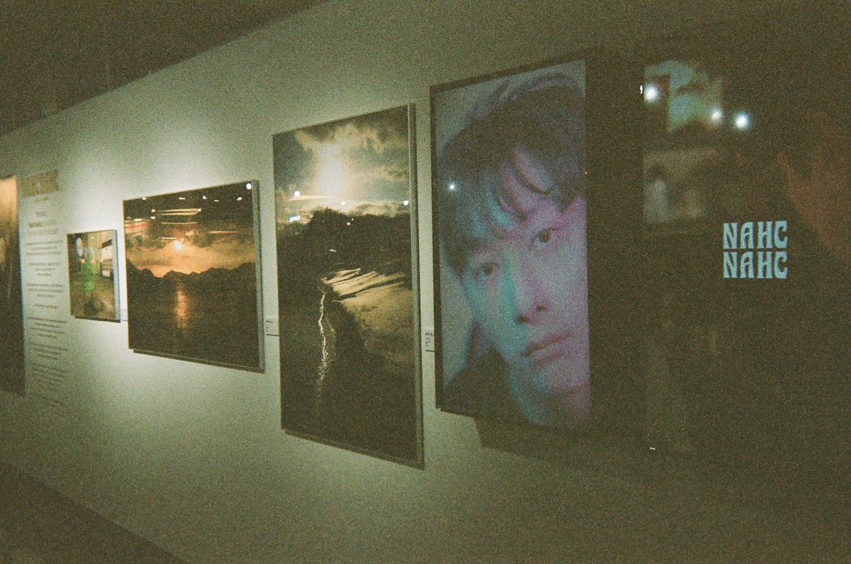 FOXJUNHO1's tweet photo. 비미나 필카로 찍은 찬성이 사진전 "NAHC NAHC"의 사진들 어제 받았다.
필름카메라의 시작이자 첫 필름을 함께해서 고마워
@2PMagreement211 더 많이 찍어야지.
최애사진은 놀이공원풍선. 작가님한테 직접 여쭤봤는데 들고찍으셨다했다. 난 누가 놓친게 걸려있는걸 찍은줄알았는데..
#황찬성존나사랑해 https://t.co/DyBEVGLEB6