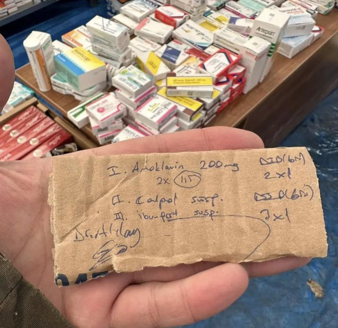 HaberReport's tweet photo. Deprem bölgesinde zorluklar içinde görev yapan bir doktorun kartona yazdığı reçete https://t.co/N3V8T1zzkj
