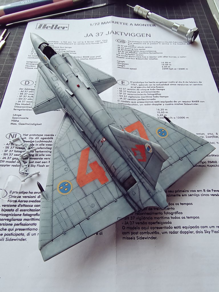 エレール 1/72 JA-37 ビゲン

デカール貼ってます。
やっと北欧機らしくなってきました。