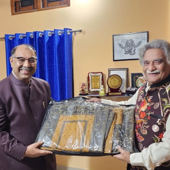ParthoSaha1965's tweet photo. Met Padma Shri Dr Rajnikant, GI Expert &amp; our Consultant from Human Welfare Association, Varanasi in a social gathering at Namsai ! Later, was gifted an exquisite Bed cover with traditional Banarasi brocade work - a GI product by him ! Grateful to him for everything 🙏 https://t.co/gCNn2Ti4E9