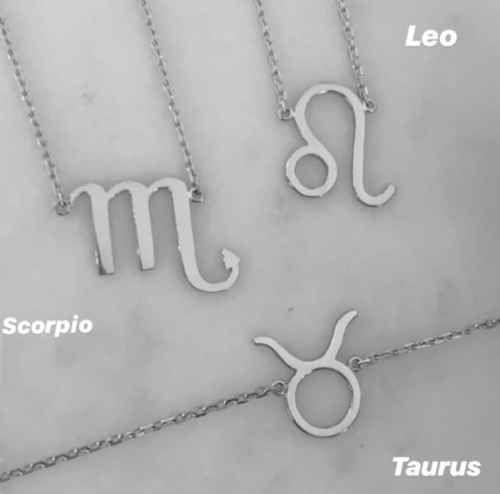 أضف لمسة من الرقي لمظهرك مع سلسلة الفضة الاسترليني عيار 925. يتوفر باللون الفضي أو المطلي بالذهب، ويتميز بتصميم كلاسيكي للأبراج. السلسلة خفيفة الوزن ومريحة، مما يجعلها مثالية لأي مناسبة. يضيف تصميمه البسيط القدر المناسب من الأناقة إلى أي مظهر.