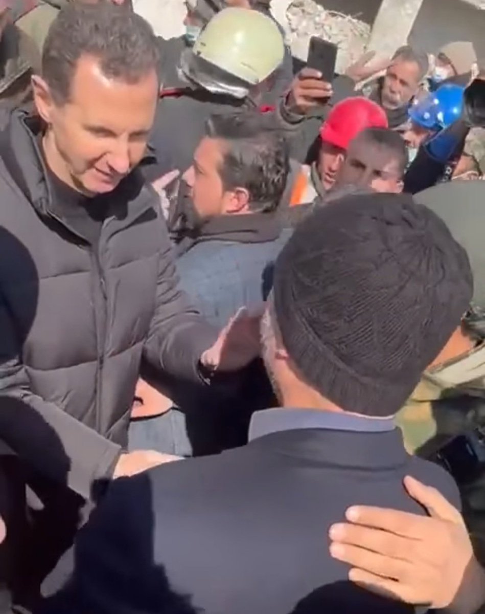 k7ybnd99's tweet photo. "أبو فدك" قائد أركان الحشد الشعبي العراقي التابع لإيران نزل إلى حلب بحجة نجدة أهلها 
وهنا يطلب من أحد ضباط الأسد تأمين امرأة له من ضحايا الزلزال ويقول: "أي وحدة متأخرة ولو فايتها القطار تمشي عدنا" وضابط الأسد يضحك!
وكان قد التقى مع بشار الأسد قبل ساعة من طلبه امرأة سورية منكوبة https://t.co/5GcLUKLOFK