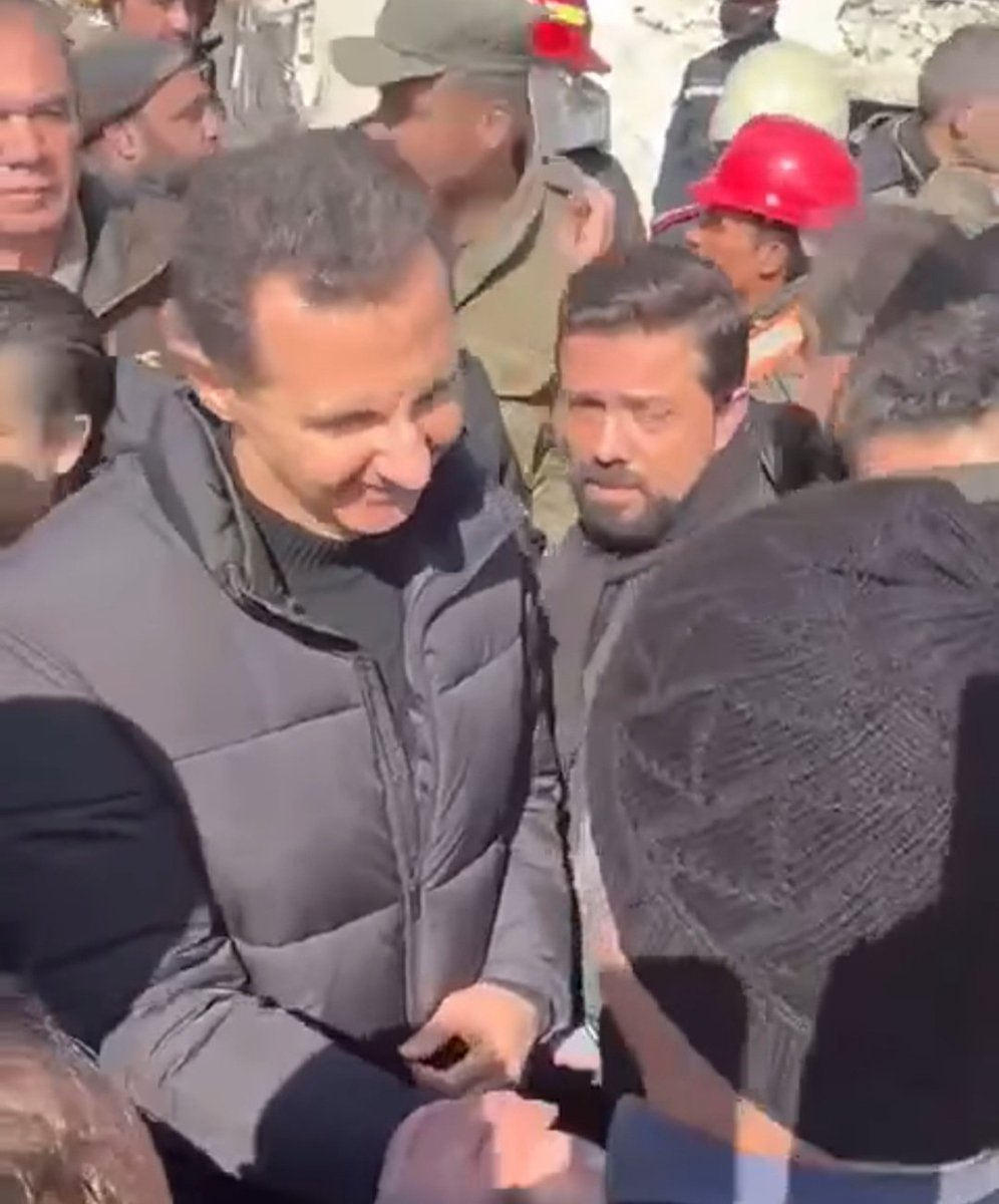 k7ybnd99's tweet photo. "أبو فدك" قائد أركان الحشد الشعبي العراقي التابع لإيران نزل إلى حلب بحجة نجدة أهلها 
وهنا يطلب من أحد ضباط الأسد تأمين امرأة له من ضحايا الزلزال ويقول: "أي وحدة متأخرة ولو فايتها القطار تمشي عدنا" وضابط الأسد يضحك!
وكان قد التقى مع بشار الأسد قبل ساعة من طلبه امرأة سورية منكوبة https://t.co/5GcLUKLOFK