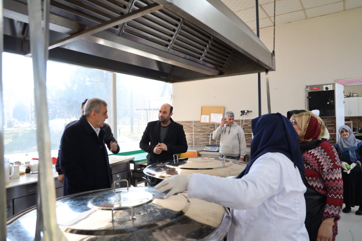 zabeyazgul's tweet photo. Şanlıurfa'nın Hamarat Elleri tüm hemşehrilerimiz için ocak başına geçti. Şimdi o lezzetli yemekleri hepimiz için hazırlıyorlar. Öğlen ve akşam servisleriyle tüm güvenli toplanma noktalarımıza sevk edilecek.

Afiyet olsun #Şanlıurfa. https://t.co/uaaLPGDteN