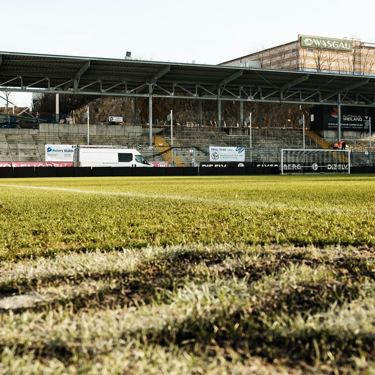 SV07Elversberg's tweet photo. Alle Arbeiten abgeschlossen! 😎✅ Seid ihr bei der C1-Dach-Einweihung heute Mittag am Start? 🖤🤍

Tickets gibt's noch ab 10 Uhr an der Tageskasse im Fanshop oder online unter https://t.co/PolzKGcmjK! 😁💪

#C1Dach #DieElv #UnsereElv #NurDieSVE #ELVVFB https://t.co/55Xjzzmu0D
