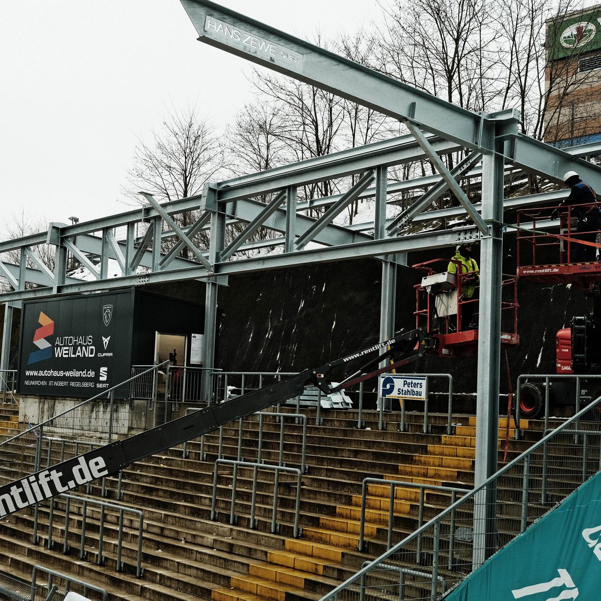 SV07Elversberg's tweet photo. Alle Arbeiten abgeschlossen! 😎✅ Seid ihr bei der C1-Dach-Einweihung heute Mittag am Start? 🖤🤍

Tickets gibt's noch ab 10 Uhr an der Tageskasse im Fanshop oder online unter https://t.co/PolzKGcmjK! 😁💪

#C1Dach #DieElv #UnsereElv #NurDieSVE #ELVVFB https://t.co/55Xjzzmu0D
