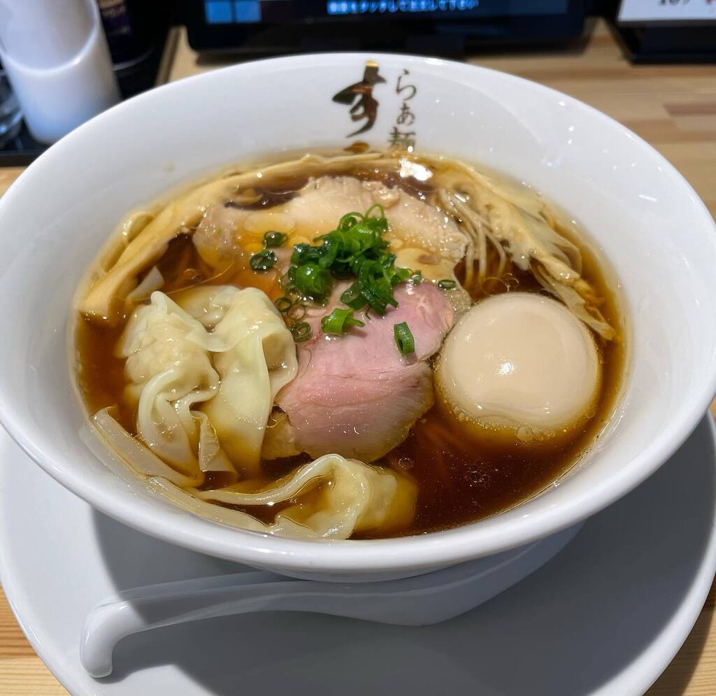 lemon2185's tweet photo. らぁ麺すみ田さん
味玉醤油らぁ麺
肉雲呑トッピング

鶏の香りでしょうか。
今までに味わったことのないスープがとても美味しかった♪

#らあ麺すみ田 
#らあ麺すみ田山形大野目店
#ラーメン 
#味玉醤油らぁ麺 
#山形市 https://t.co/L38lBB8wp8 https://t.co/Qqoxf5WANb