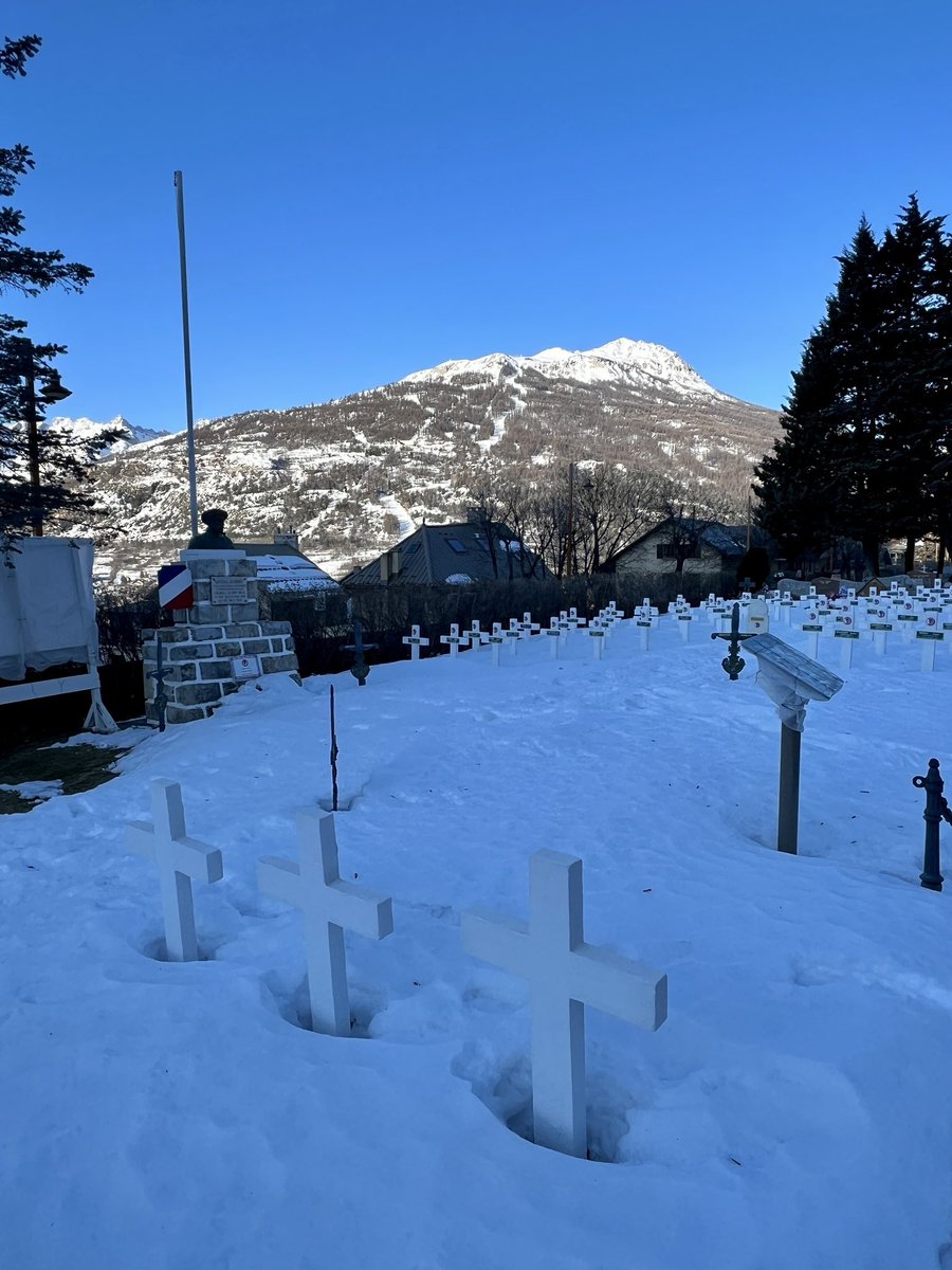 ch_lannes's tweet photo. « Facho », « meurtriers », « à bas l’État » : des drapeaux français arrachés et jetés à terre dans le carré militaire du cimetière de #Briançon.

Nouvelle profanation de la part de petits cons antifas dont je plains les ancêtres tombés sur le front en 14. https://t.co/yJJs4CPMHO
