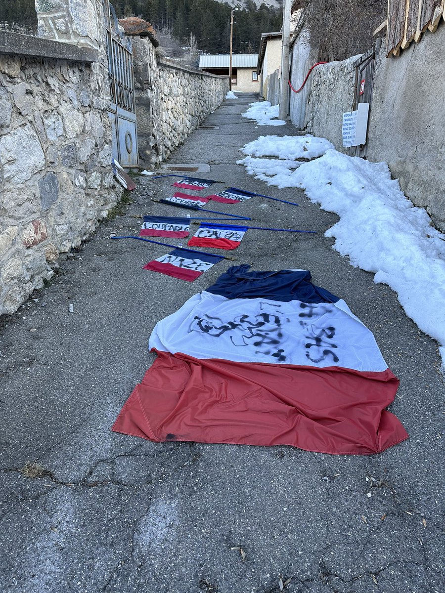 ch_lannes's tweet photo. « Facho », « meurtriers », « à bas l’État » : des drapeaux français arrachés et jetés à terre dans le carré militaire du cimetière de #Briançon.

Nouvelle profanation de la part de petits cons antifas dont je plains les ancêtres tombés sur le front en 14. https://t.co/yJJs4CPMHO