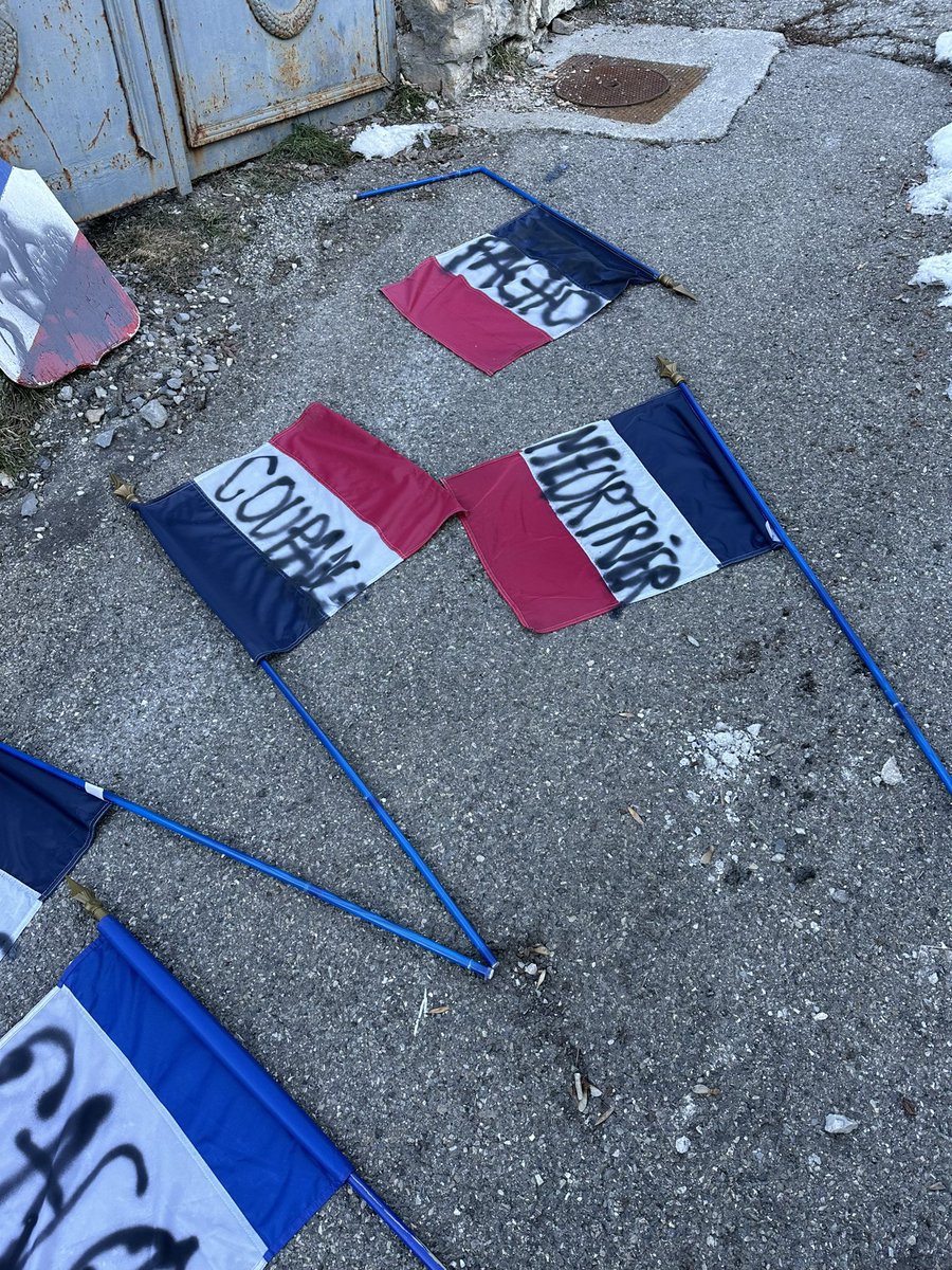 ch_lannes's tweet photo. « Facho », « meurtriers », « à bas l’État » : des drapeaux français arrachés et jetés à terre dans le carré militaire du cimetière de #Briançon.

Nouvelle profanation de la part de petits cons antifas dont je plains les ancêtres tombés sur le front en 14. https://t.co/yJJs4CPMHO