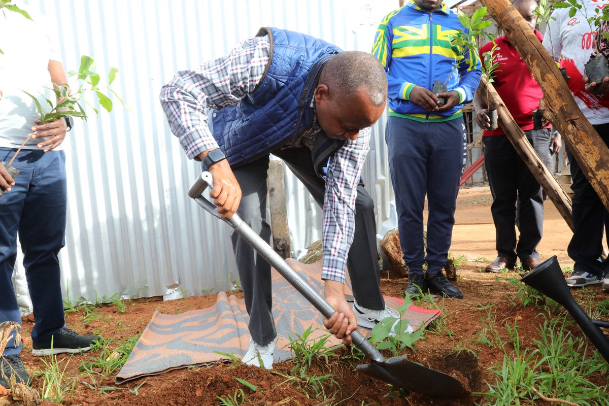wizara_afyatz's tweet photo. "Natoa wito kwa Taasisi zetu za Wizara ya Afya ziendelee kupanda miti, nimeona Hospitali za Rufaa za Mikoa mbalimbali zinashiriki kwenye zoezi hili pamoja Tasisi zetu, kuna miti ya matunda, mbao pamoja na ya dawa yote haya tunayahitaji kwenye Sekta yetu” amesisitiza Prof. Makubi https://t.co/7YGRoqtVQc