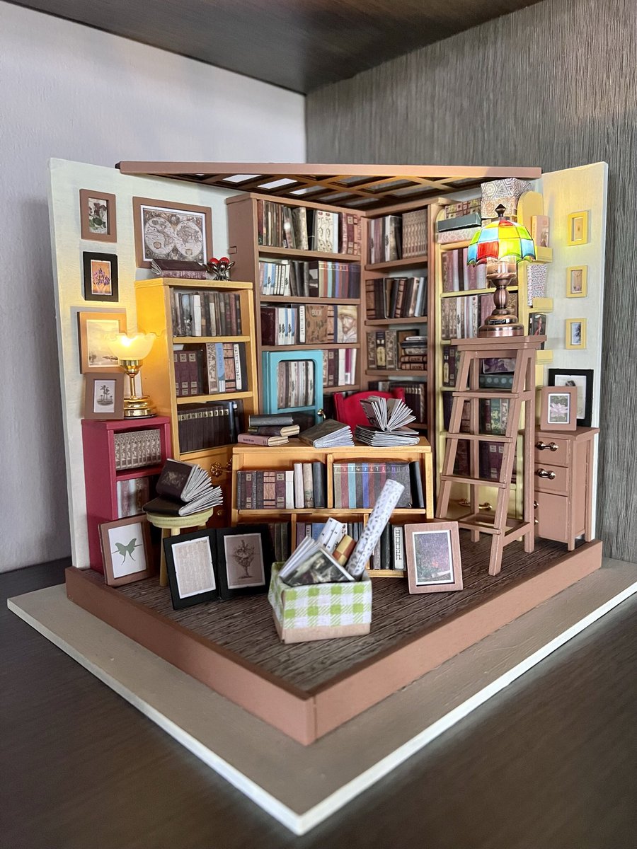 R40JTR's tweet photo. Phew, that was a challenge 😁📚 #miniaturebuild #miniaturebooks #handmade https://t.co/NaVltLEU8f