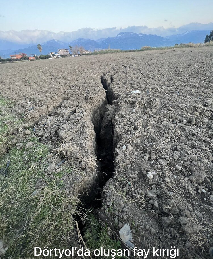 OsmanSzr01's tweet photo. 📌Dörtyol’da kırılan fay hattının görüntüleri

#Kahramanmaraş merkezli depremin ardından #Hatay’ın #Dörtyol ilçesinde yüzlerce metre uzunluğundaki fay kırıkları görüntülendi.

#expresshaber #adana #hatay #dörtyol #fayhattı #deprem https://t.co/i36rpZoMZH