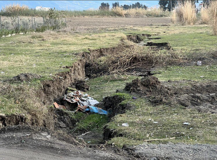 OsmanSzr01's tweet photo. 📌Dörtyol’da kırılan fay hattının görüntüleri

#Kahramanmaraş merkezli depremin ardından #Hatay’ın #Dörtyol ilçesinde yüzlerce metre uzunluğundaki fay kırıkları görüntülendi.

#expresshaber #adana #hatay #dörtyol #fayhattı #deprem https://t.co/i36rpZoMZH