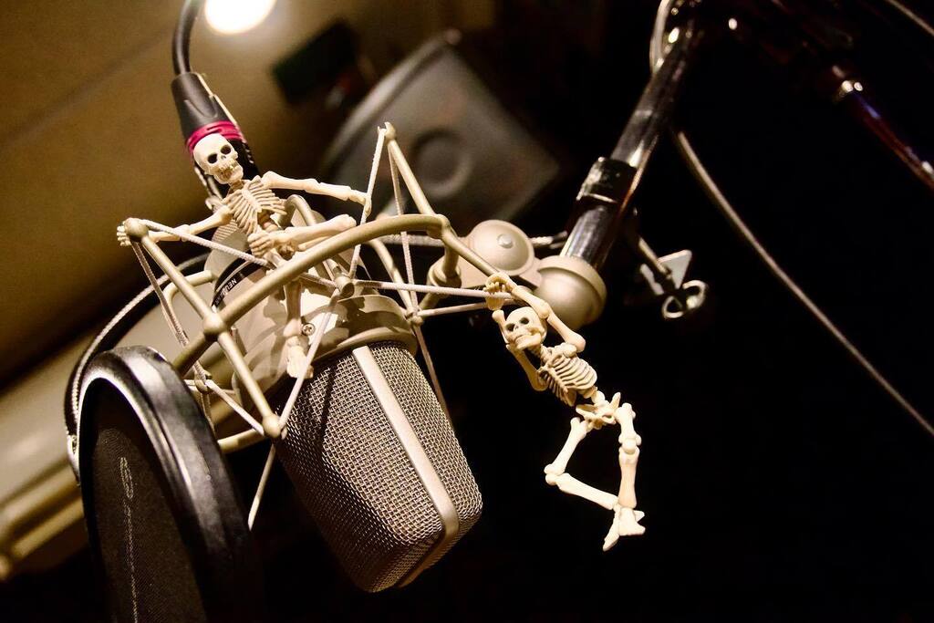 Nu_Match1986's tweet photo. レコーヂングでした✌️💀✨
本日はエンジニア🤖
#skeletonmusicfactory
#composer #music #dtm #recording #recordingengineer
#neumann #neumanntlm103 #vocal
#ポーズスケルトン #poseskeleton #jzskeleton
#a6400 #α6400 #photography #instaphoto https://t.co/YzTJqlj8dn https://t.co/sHo7wrV8xK
