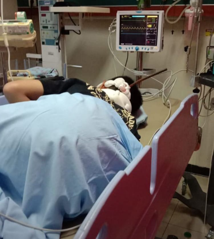 Upil_Jaran2's tweet photo. Dibutuhkan segera donor darah gol O sebanyak²nya untuk  Anak Yatim. Kondisi kepala tertusuk besi akibat kecelakaan, pasien Rizki rafi nul ilham Bin supriyanto (Almarhum). 
Mohon langsung datang UPTD RS SARJITO. 
Trmksh https://t.co/G5ou1NyUuJ