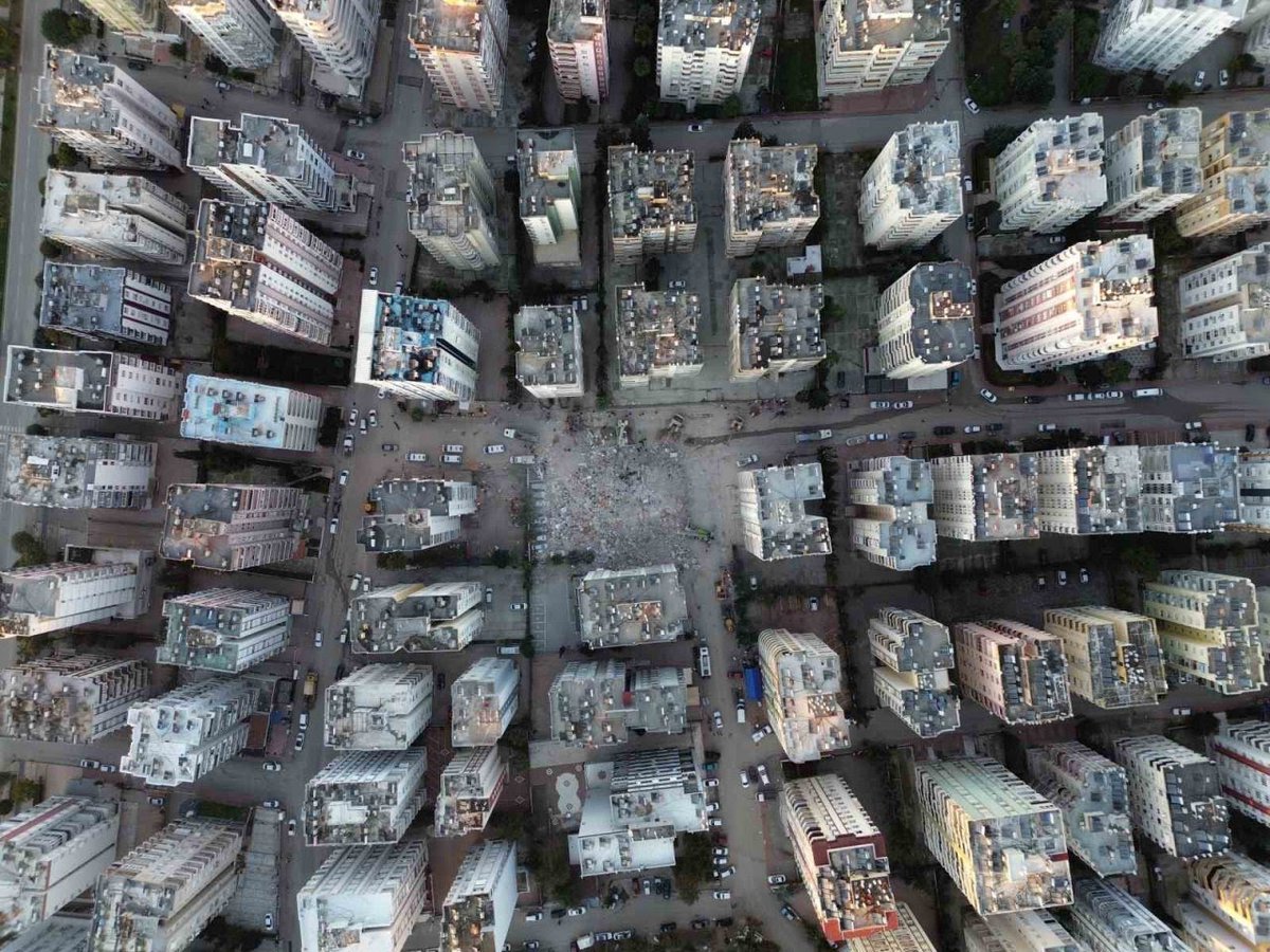 deprem sabahı yurtdışına kaçmış bu herif. "projelerde her şeyden önce dikkat ettiğimiz şey güvenilirlik ve depreme dayanıklılık" demiş. fotoğrafta yıkılan tek bina, 14 katlı alpargün apartmanı ona ait. 50 kişi öldü