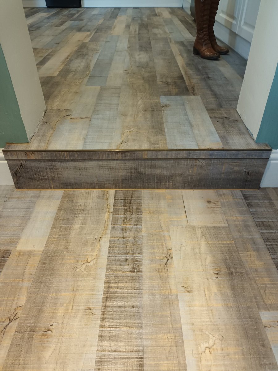 Polyflor Expona - Blue salvaged wood
With antique chrome bendy bull plates