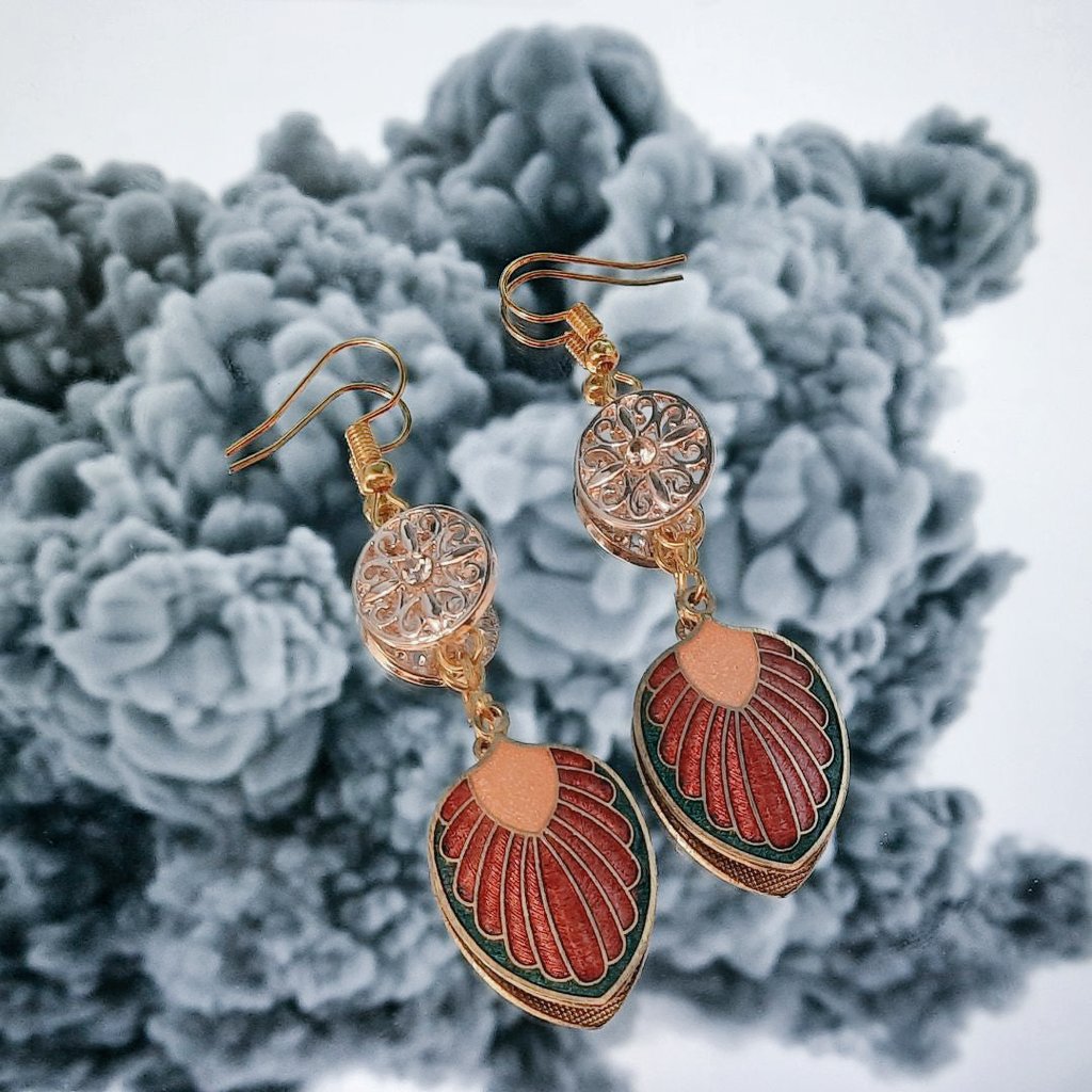 JewelleryMatt's tweet photo. A stunning combination of gold and zircon charm with enamel feather design. Beautiful, striking and unique (£18)

https://t.co/bGpas8YgeH

#MHHSBD #UKGiftHour #UKGiftAM #mosaic #feather #enamel #CraftBizParty #Crafturday #Rosesandchampagne #gift https://t.co/yypQtn8UiE