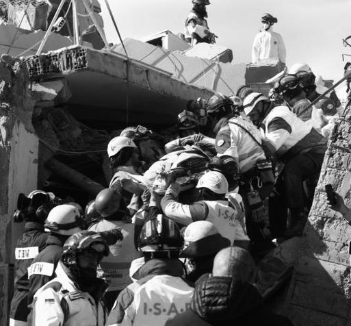 ISAR_GERMANY's tweet photo. ➡️ 🇹🇷 🇩🇪 TRAURIGE NACHRICHT - In der Nacht ist Zeynep gestorben. 
Gestern war sie aus den Trümmern ihres eingestürzten Hauses gerettet worden - über 100 Stunden nach dem schweren Erdbeben. Unser Team ist geschockt und traurig. Wir trauern mit ihrer Familie. https://t.co/h4KK00ZYRx