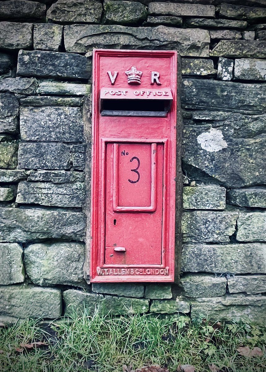 SCJmurphy's tweet photo. A repurposed VR box for #PostboxSaturday #Kerridge #CHESHIRE #Bollington 😊 https://t.co/HIshJBB3u0