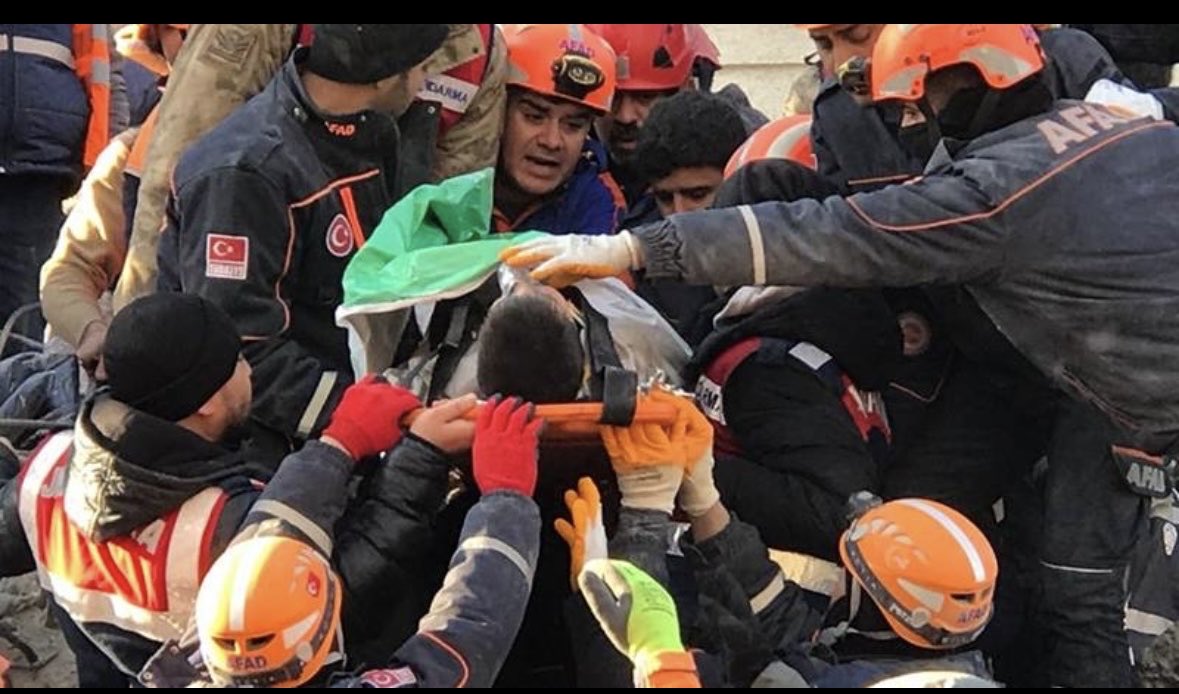 sukruhatun's tweet photo. İnsanların arasında olağanüstü bir iletişim ve dayanışma var. Kötü sözlüler uzak olsun. İyilik yaşatır. https://t.co/mwTYmIZxai