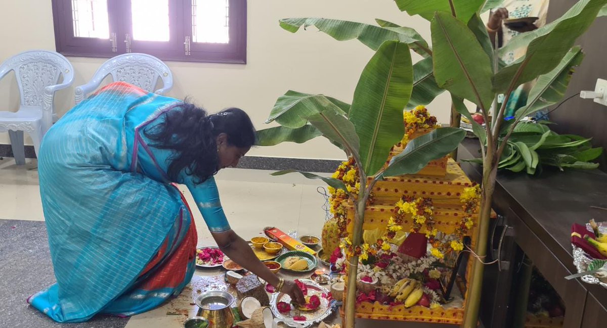 SrilathaChalla's tweet photo. #నేరేడుచర్ల మున్సిపాలిటీకి చెందిన ప్రముఖ వ్యాపారవేత్త  కర్రీ సూర్యనారాయణ రెడ్డి దంపతుల ఆహ్వానం మేరకు నూతన గృహప్రవేశ, సత్యనారాయణ స్వామి వ్రతం పూజా కార్యక్రమాలల్లో పాల్గొన్న నేరేడుచర్ల @BRSparty పట్టణ అధ్యక్షురాలు &amp; మున్సిపల్ వైస్ చైర్ పర్సన్ @SrilathareddyC గారు
@TelanganaCMO https://t.co/ddPDxn6XTZ