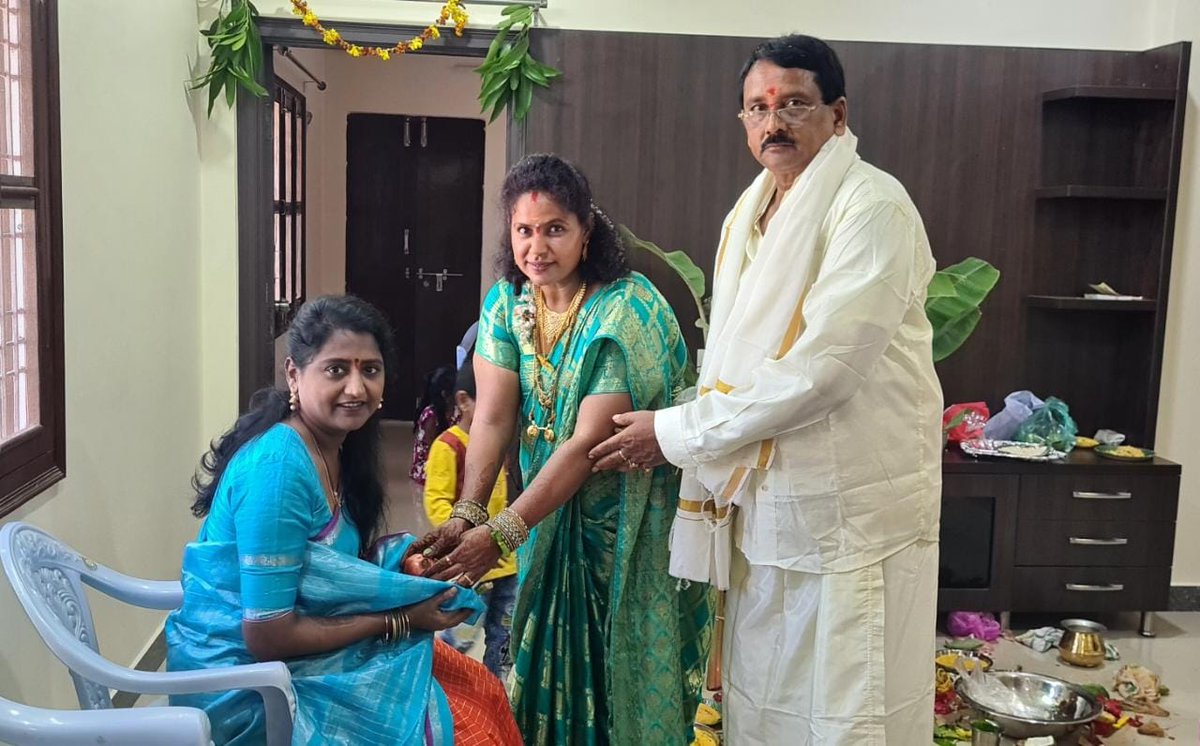 SrilathaChalla's tweet photo. #నేరేడుచర్ల మున్సిపాలిటీకి చెందిన ప్రముఖ వ్యాపారవేత్త  కర్రీ సూర్యనారాయణ రెడ్డి దంపతుల ఆహ్వానం మేరకు నూతన గృహప్రవేశ, సత్యనారాయణ స్వామి వ్రతం పూజా కార్యక్రమాలల్లో పాల్గొన్న నేరేడుచర్ల @BRSparty పట్టణ అధ్యక్షురాలు &amp; మున్సిపల్ వైస్ చైర్ పర్సన్ @SrilathareddyC గారు
@TelanganaCMO https://t.co/ddPDxn6XTZ