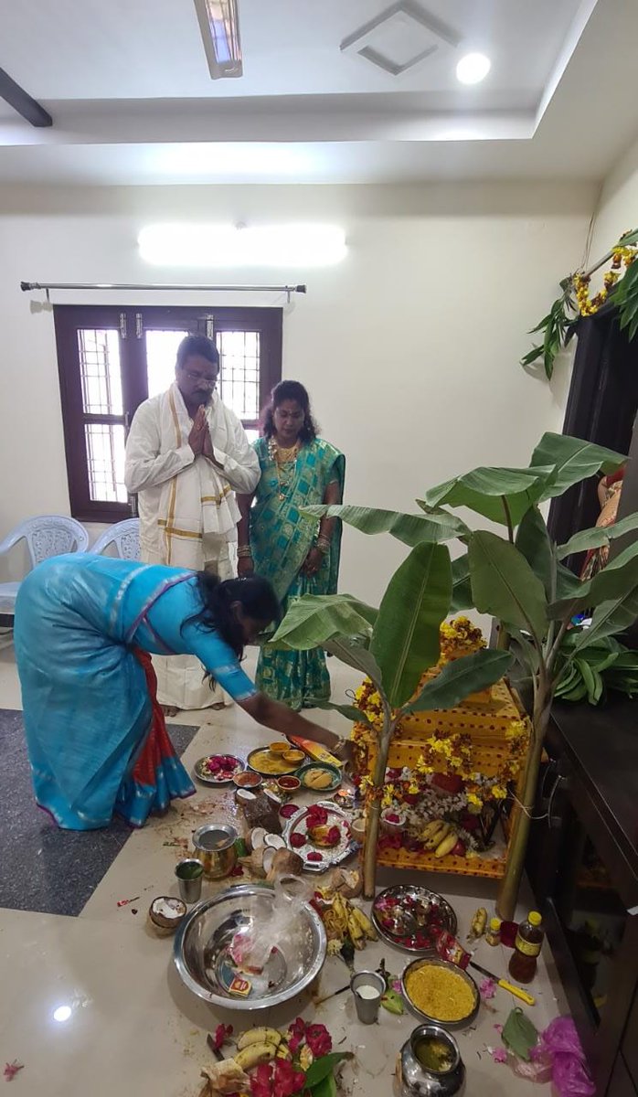 SrilathaChalla's tweet photo. #నేరేడుచర్ల మున్సిపాలిటీకి చెందిన ప్రముఖ వ్యాపారవేత్త  కర్రీ సూర్యనారాయణ రెడ్డి దంపతుల ఆహ్వానం మేరకు నూతన గృహప్రవేశ, సత్యనారాయణ స్వామి వ్రతం పూజా కార్యక్రమాలల్లో పాల్గొన్న నేరేడుచర్ల @BRSparty పట్టణ అధ్యక్షురాలు &amp; మున్సిపల్ వైస్ చైర్ పర్సన్ @SrilathareddyC గారు
@TelanganaCMO https://t.co/ddPDxn6XTZ