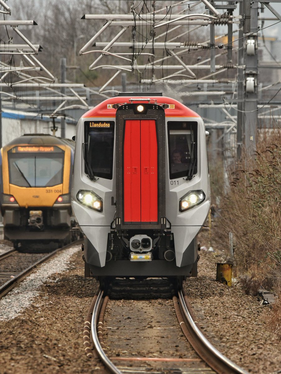 upsidedownhead5's tweet photo. I also caught my first glimpse of one of these lookers, a @tfwrail #Class197 unit 011. Very much like a #StormTrooper helmet I think. Also a rather grubby @northernassist 331 #Manchester #train #trainspotting #Railway #photography #railpic #Salford #unit https://t.co/0b5cPcjrUX