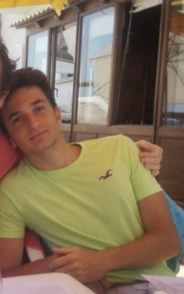 JMporKiraLopez's tweet photo. Hoy, hace 4 años que el exalumno del Manyanet Les Corts, Óscar Garcia Turón, se quitó la vida. Sus padres afirman que sufrió abusos y que algo que le pasó le empujó a saltar. El director del colegio era el mismo que tenía Kira. #StopBullyingForKira 3️⃣💕💓🦋https://t.co/94mV7PIuSn https://t.co/n2iHWbQIwe