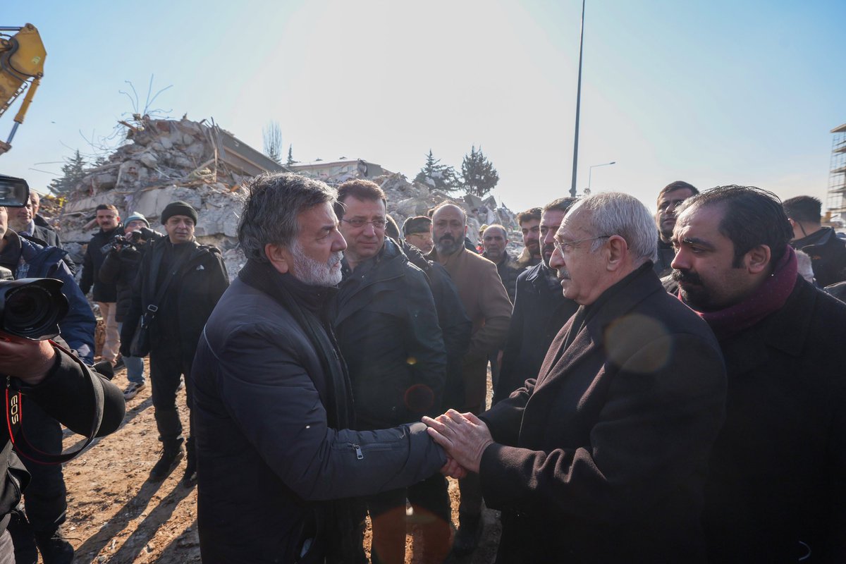 kilicdarogluk's tweet photo. Bu enkazı hep birlikte kaldıracağız. Yaralarımızı saracağız. El birliğiyle yıkılan şehirlerimizi ayağa kaldıracağız. https://t.co/dbNHMZlaw5