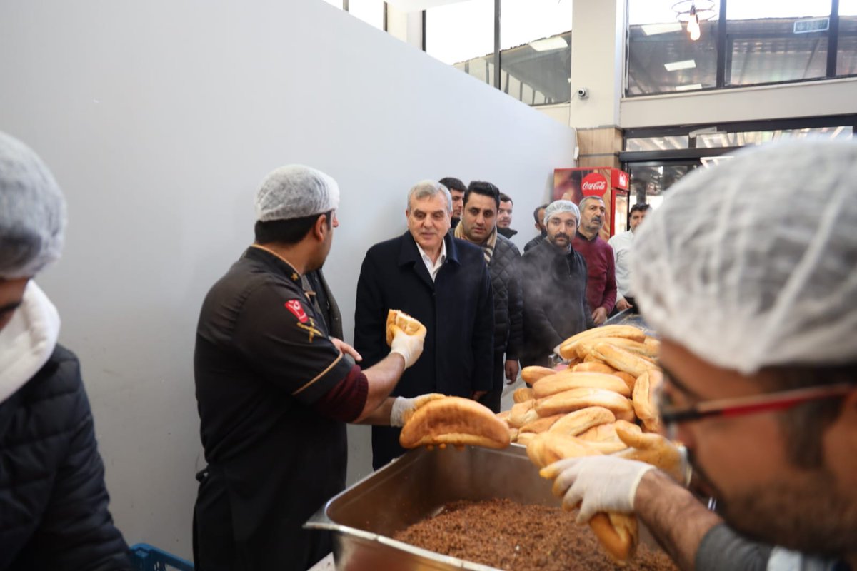zabeyazgul's tweet photo. Dört bir koldan depremzedelere kumanyalar hazırlıyor, gönüllülerimiz ve personellerimizle #Şanlıurfa'nın refahı için çalışıyoruz.

Fotoğraflar GAP Vadisi Sosyal Tesislerimizden. Tüm emektarlarımıza teşekkür ediyorum. https://t.co/q1abNPtczT