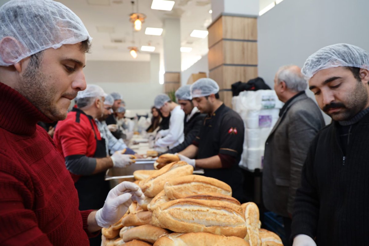 zabeyazgul's tweet photo. Dört bir koldan depremzedelere kumanyalar hazırlıyor, gönüllülerimiz ve personellerimizle #Şanlıurfa'nın refahı için çalışıyoruz.

Fotoğraflar GAP Vadisi Sosyal Tesislerimizden. Tüm emektarlarımıza teşekkür ediyorum. https://t.co/q1abNPtczT