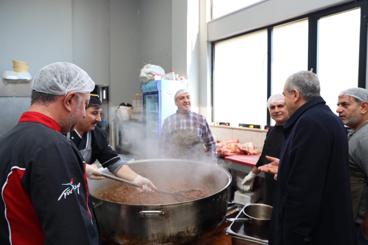 zabeyazgul's tweet photo. Dört bir koldan depremzedelere kumanyalar hazırlıyor, gönüllülerimiz ve personellerimizle #Şanlıurfa'nın refahı için çalışıyoruz.

Fotoğraflar GAP Vadisi Sosyal Tesislerimizden. Tüm emektarlarımıza teşekkür ediyorum. https://t.co/q1abNPtczT