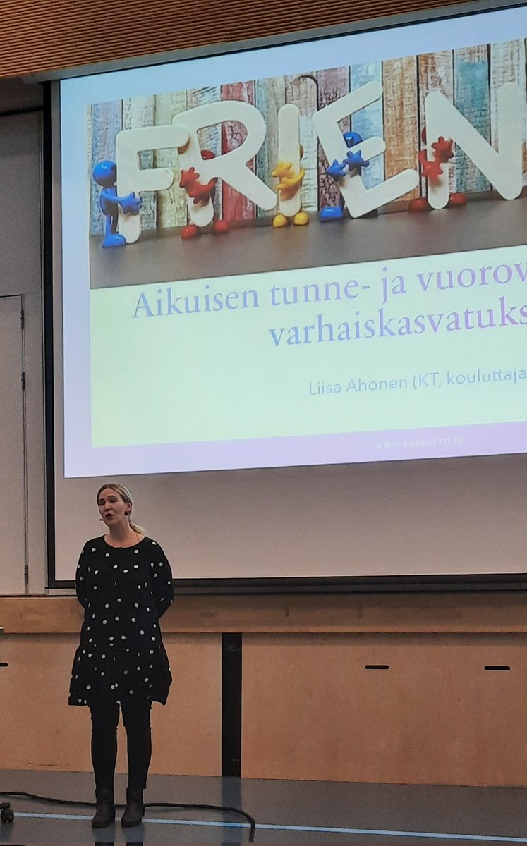 RaisaAhtola's tweet photo. Aurinko paistaa mutta ei haittaa! Liisa Ahonen @Kasvusto herättelee @JamsanK varhaiskasvatuksen henkilöstöä tarkastelemaan omien tunne- ja vuorovaikutusten merkityksestä työssämme. #ilovevaka #vakajämsä https://t.co/XBd4FvdZ2S